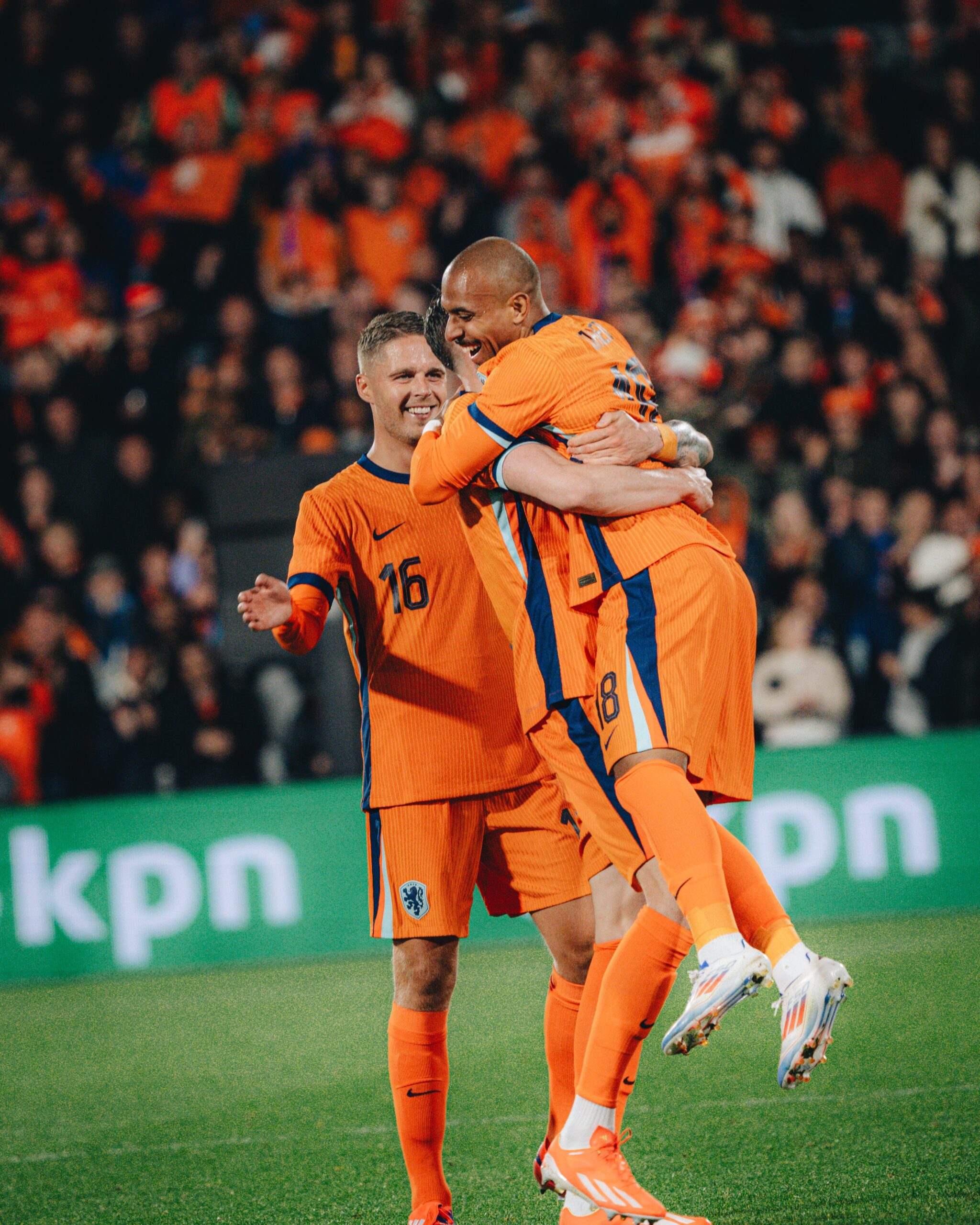 Jugadores de la Oranje celebrando un gol en el partido contra Islandia, preparándose para la Eurocopa 2024.