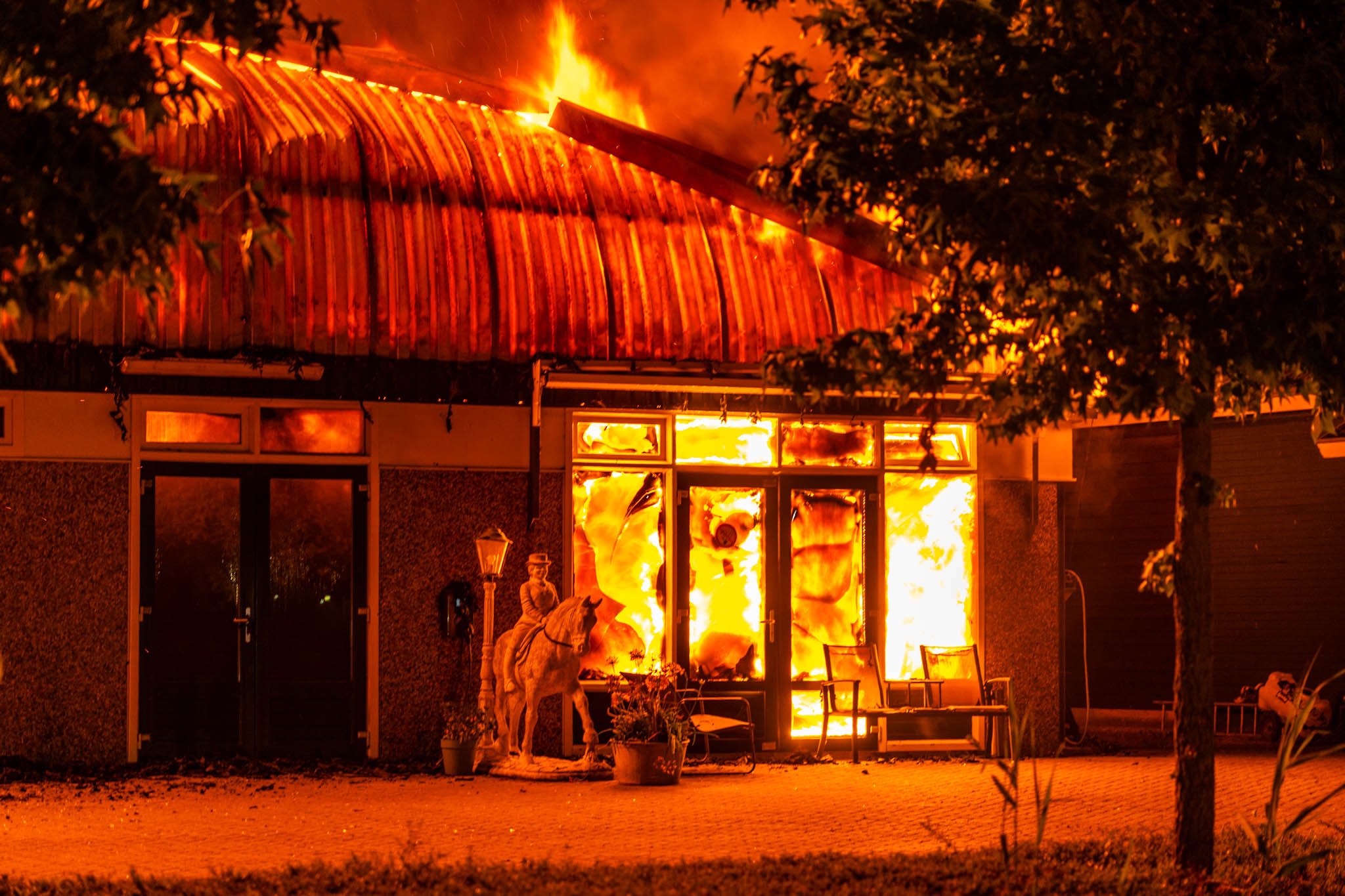 Incendio en escuela de equitación de Zeewolde deja 18 caballos muertos