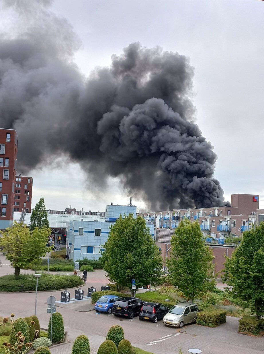 Dos niñas provocan un incendio en centro comercial de Alkmaar