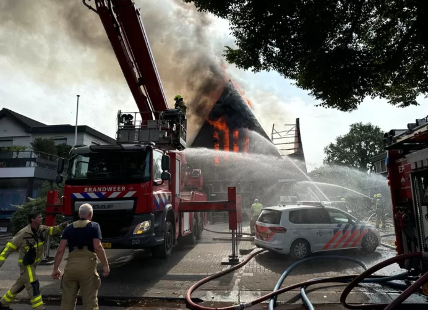 Incendio destruye una iglesia en Epe