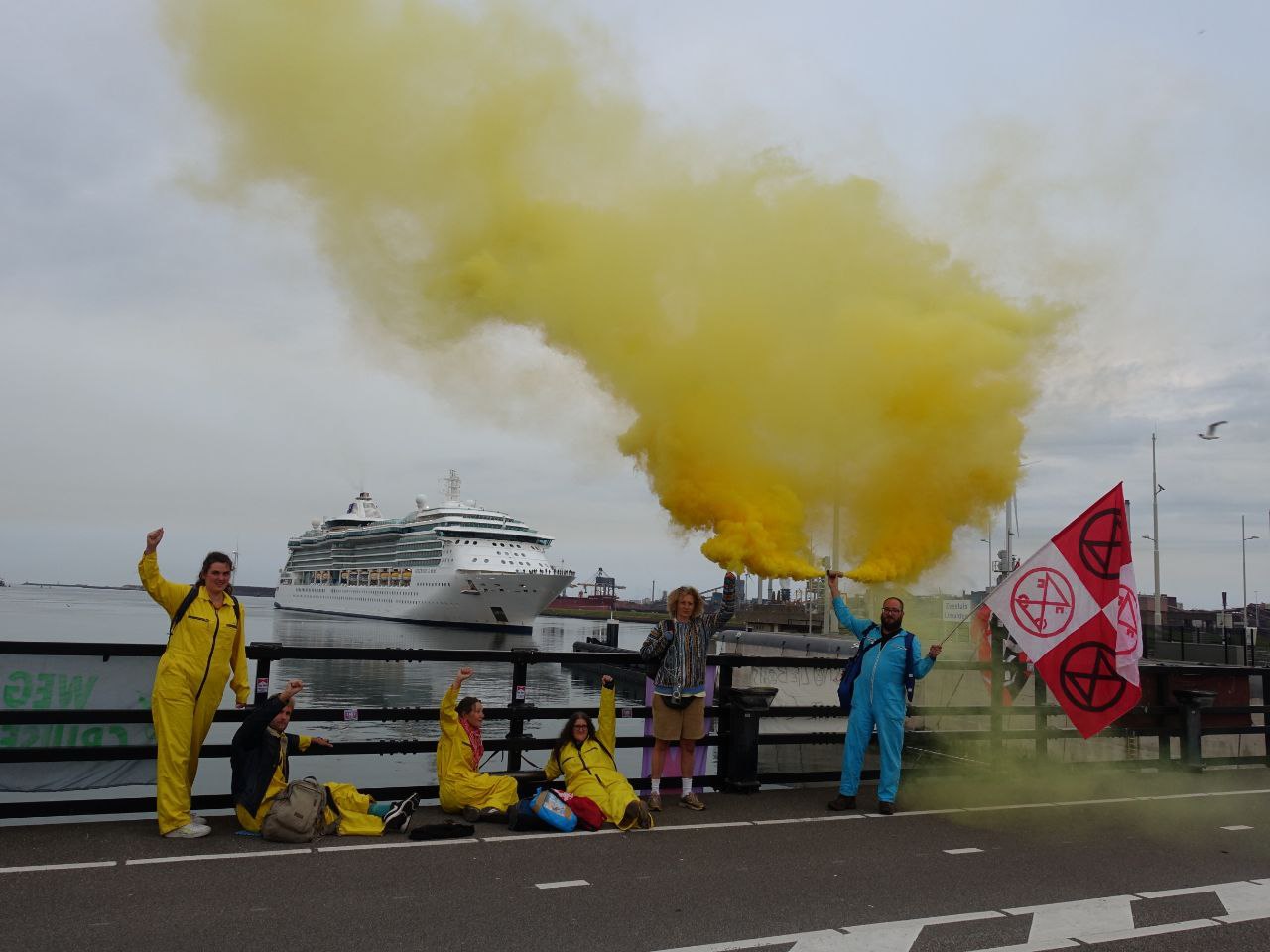 Extinction Rebellion bloquea cruceros en IJmuiden en protesta contra la contaminación ambiental