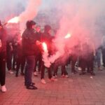 Hinchas del Ajax destrozan comisaría y vehículos policiales