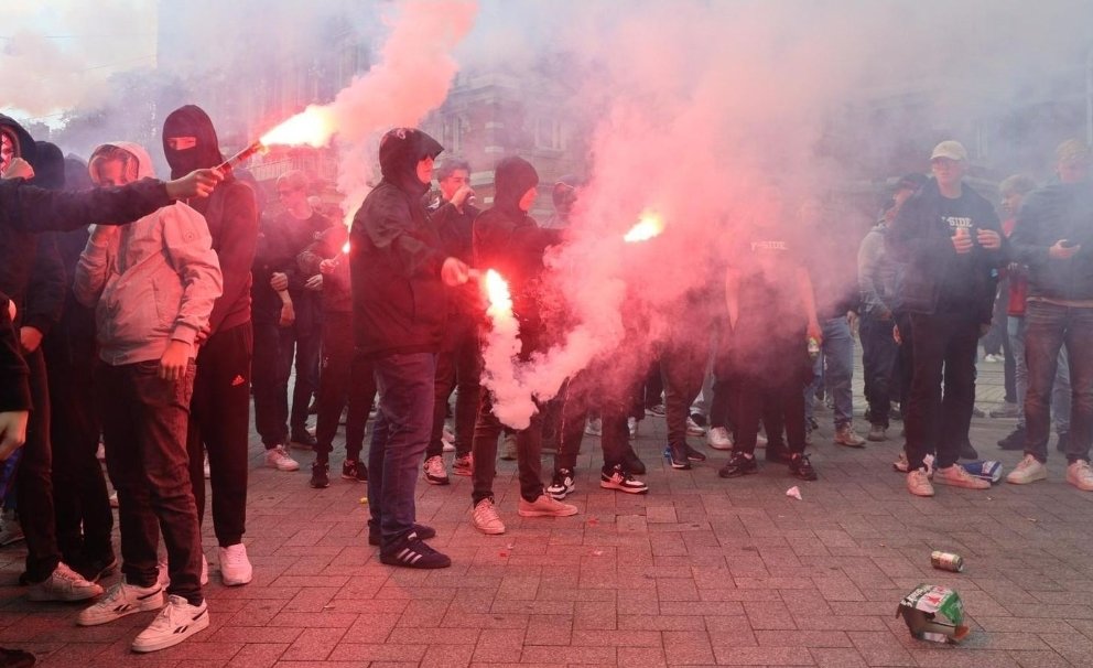 Hinchas del Ajax destrozan comisaría y vehículos policiales