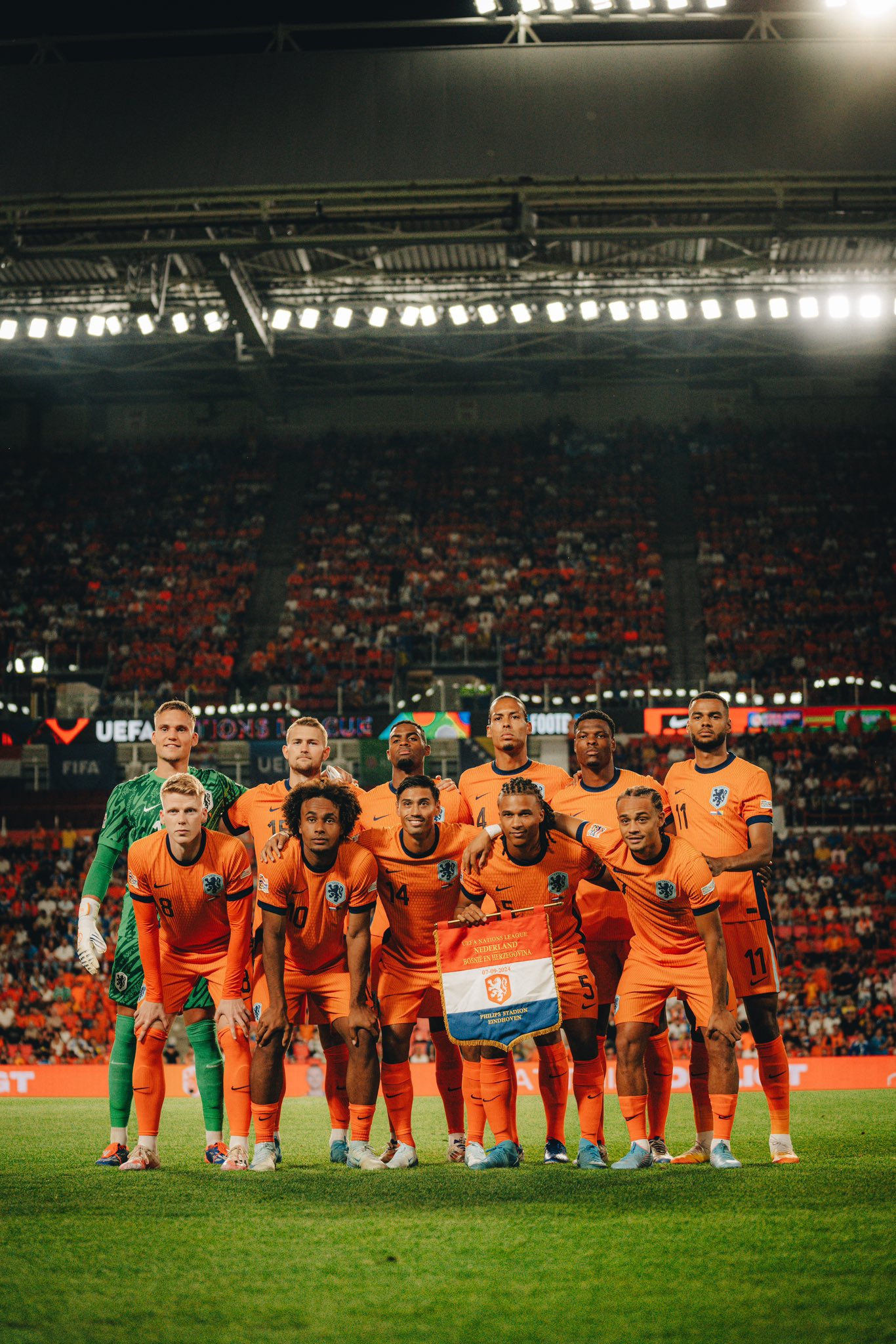 Holanda comienza la UEFA con una victoria 5-2 contra Bosnia