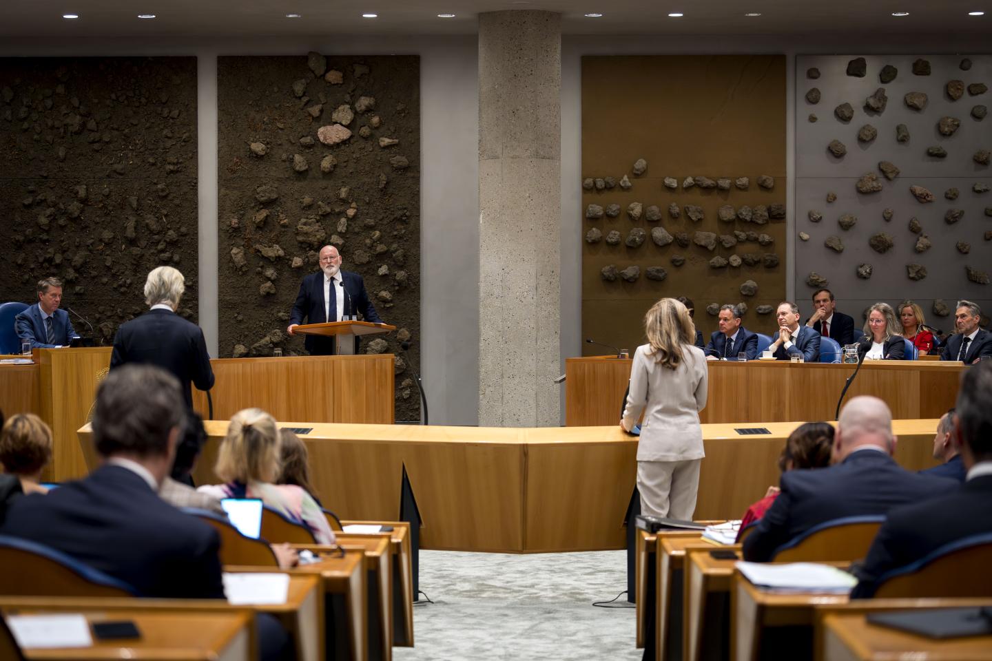 Debate presupuestario suspendido tras exigencias de la oposición sobre crisis de asilo