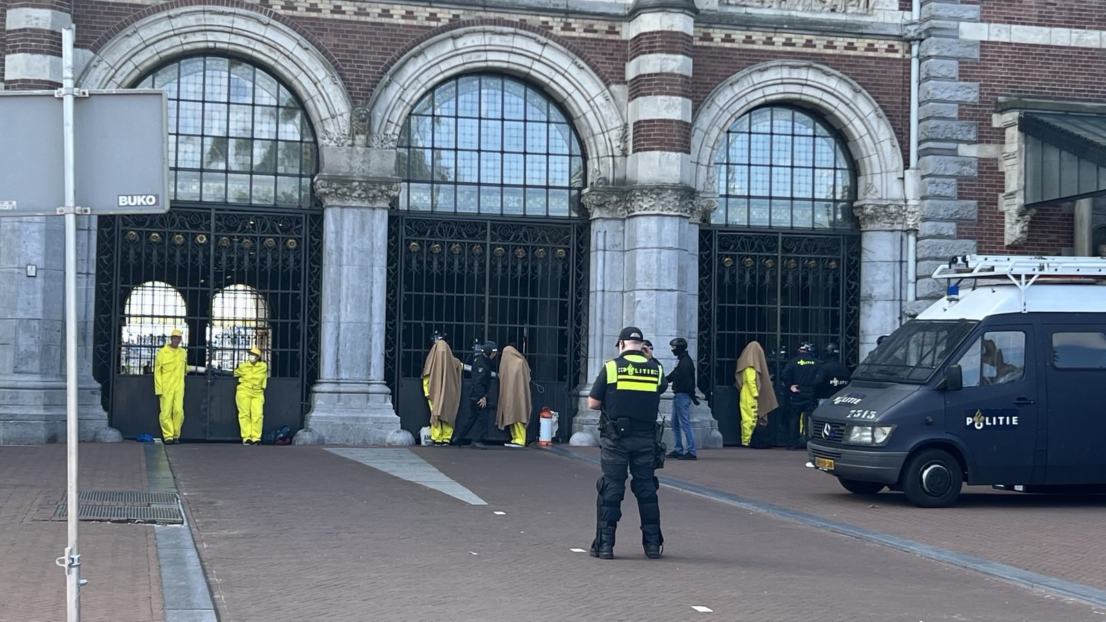 Detenidos 33 activistas de XR por encadenarse en el Rijksmuseum