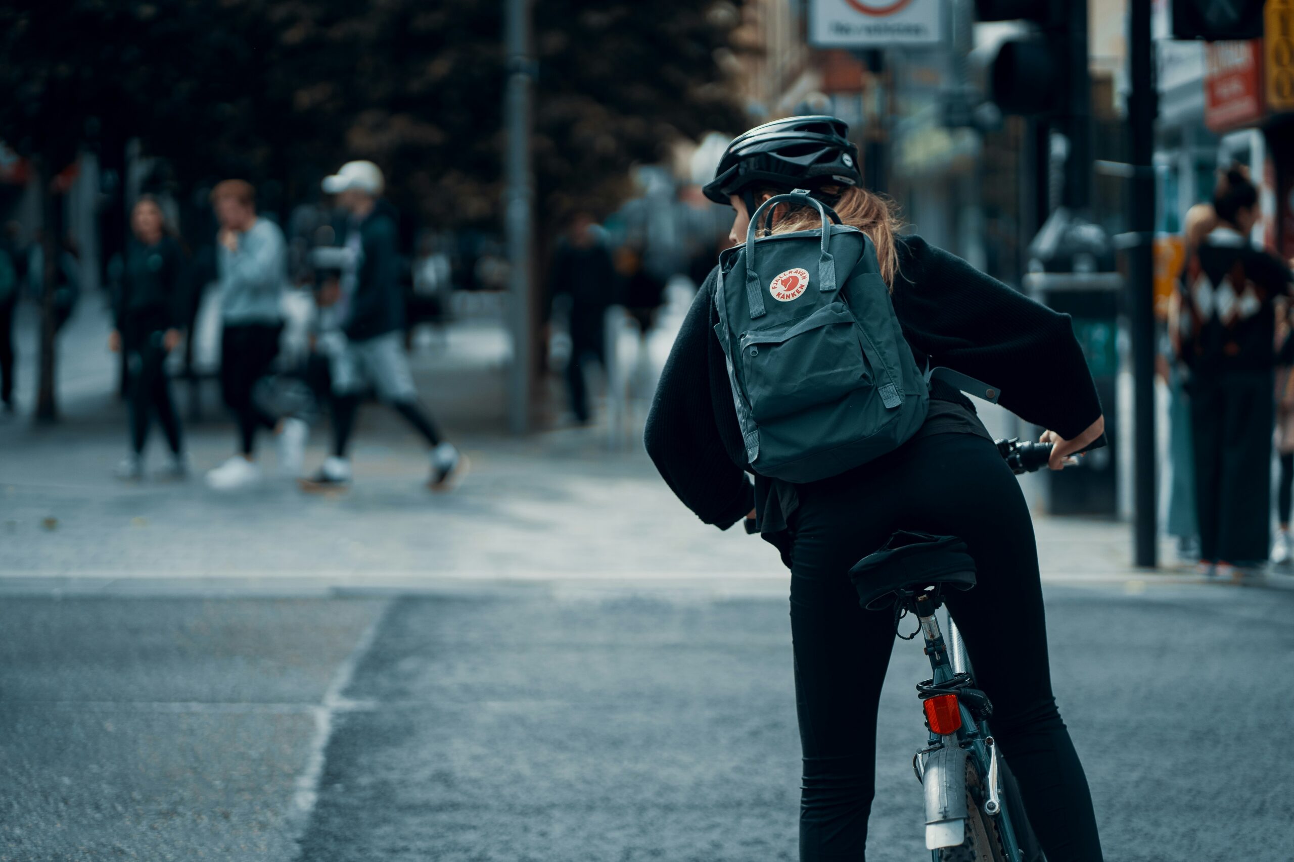 Ministro Madlener propone que el 25% de ciclistas utilicen casco en diez años