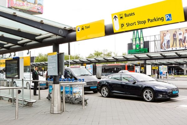 Schiphol, entre los aeropuertos con los taxis más caros de Europa