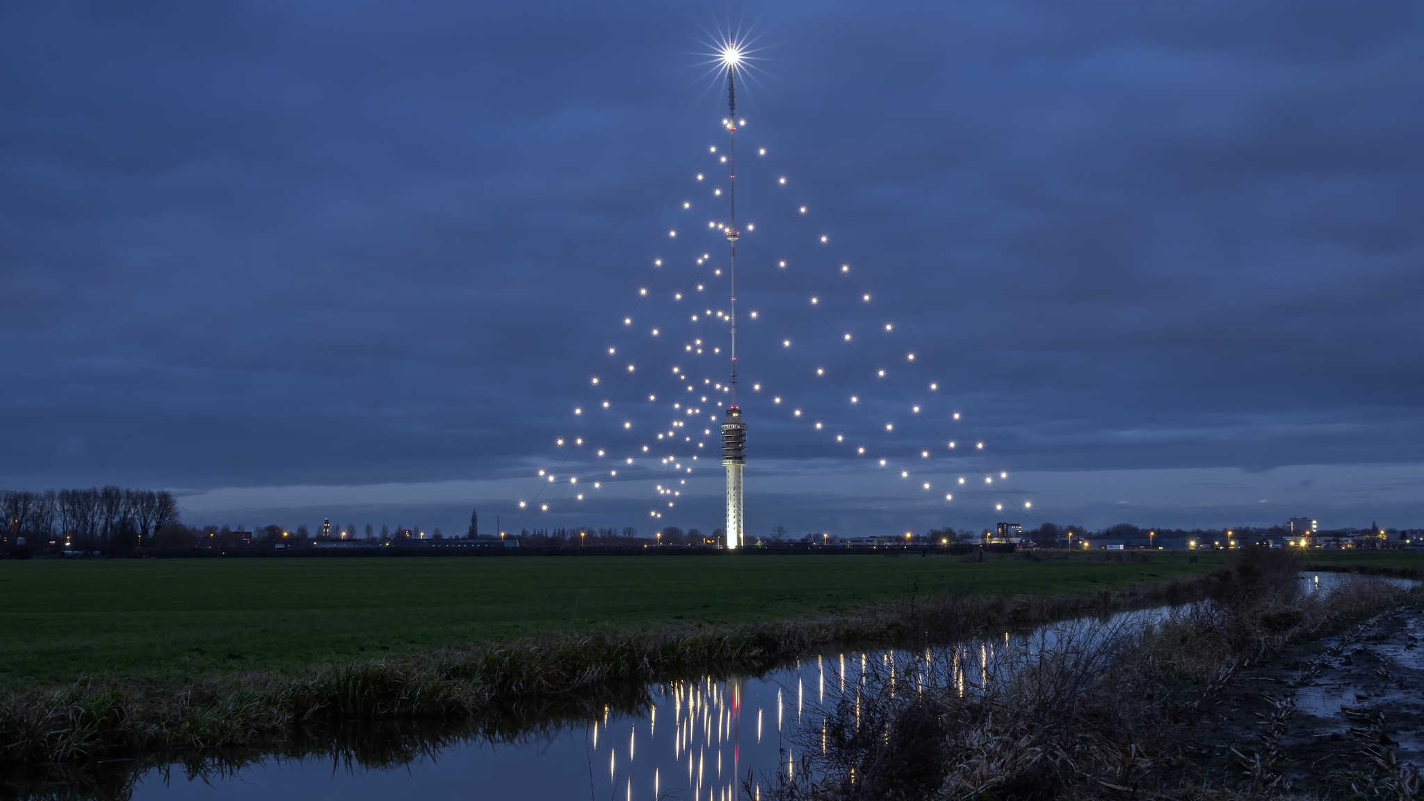 El árbol de Navidad más alto del mundo ilumina IJsselstein por 26ª vez