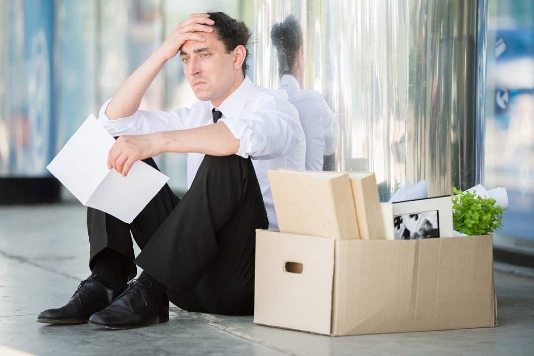 Autónomo cerrando su oficina con cajas - Foto en LinkedIn