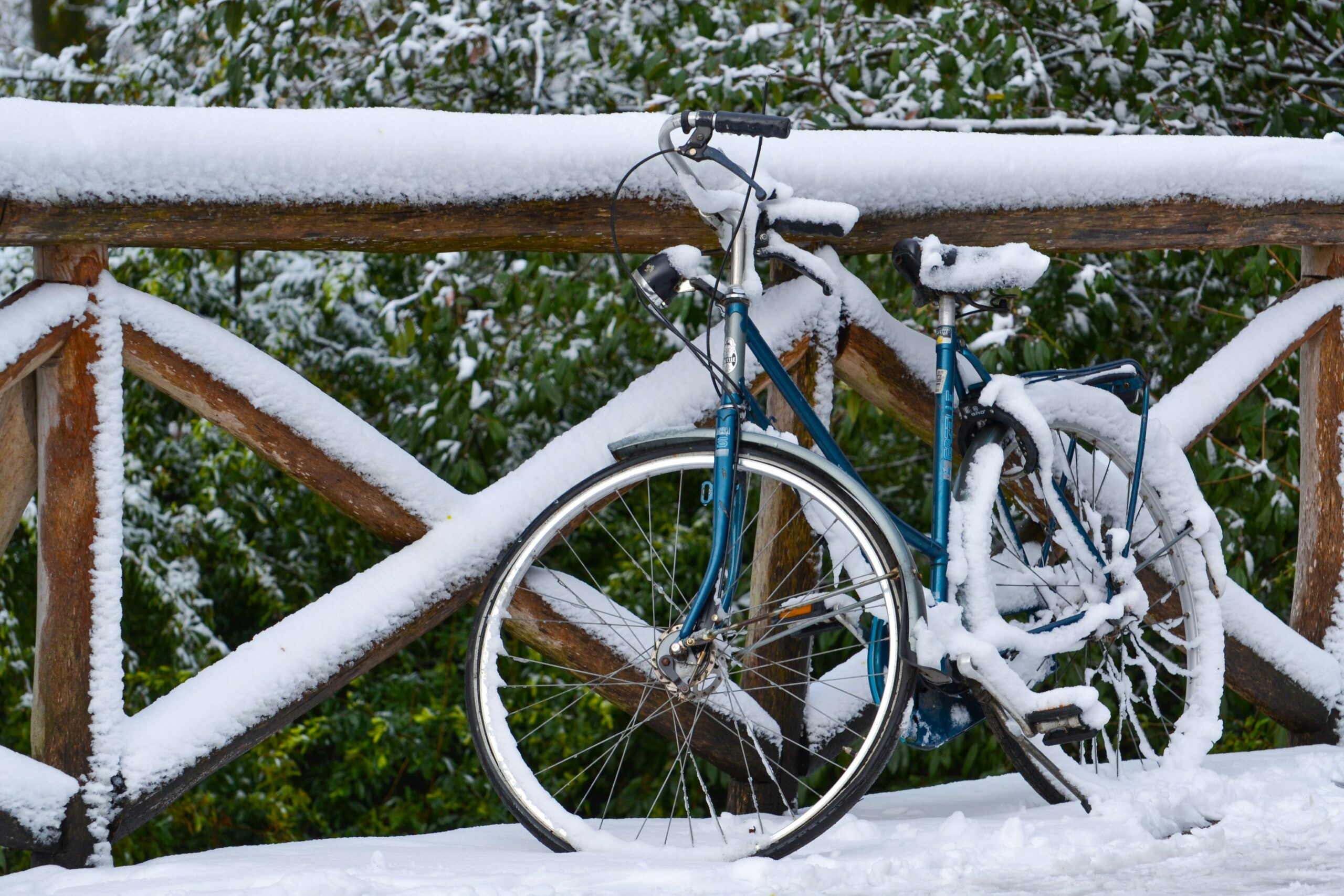 Bicicleta con nieve - Foto de Carmen Feria en Unsplash