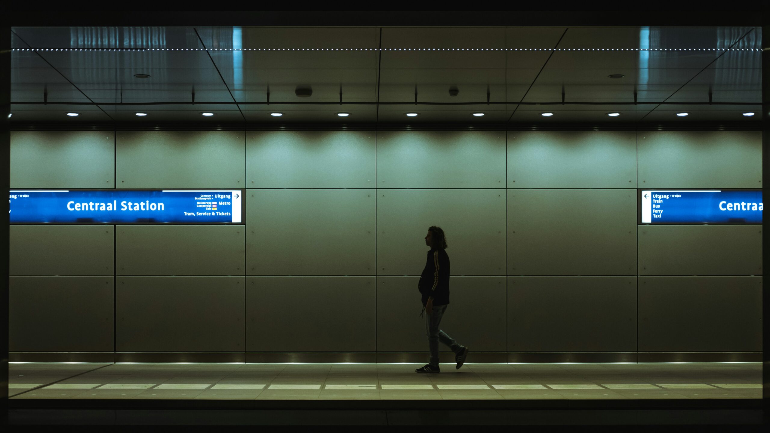 Estación de metro en Ámsterdam - Foto de Marc Kleen en Unsplash