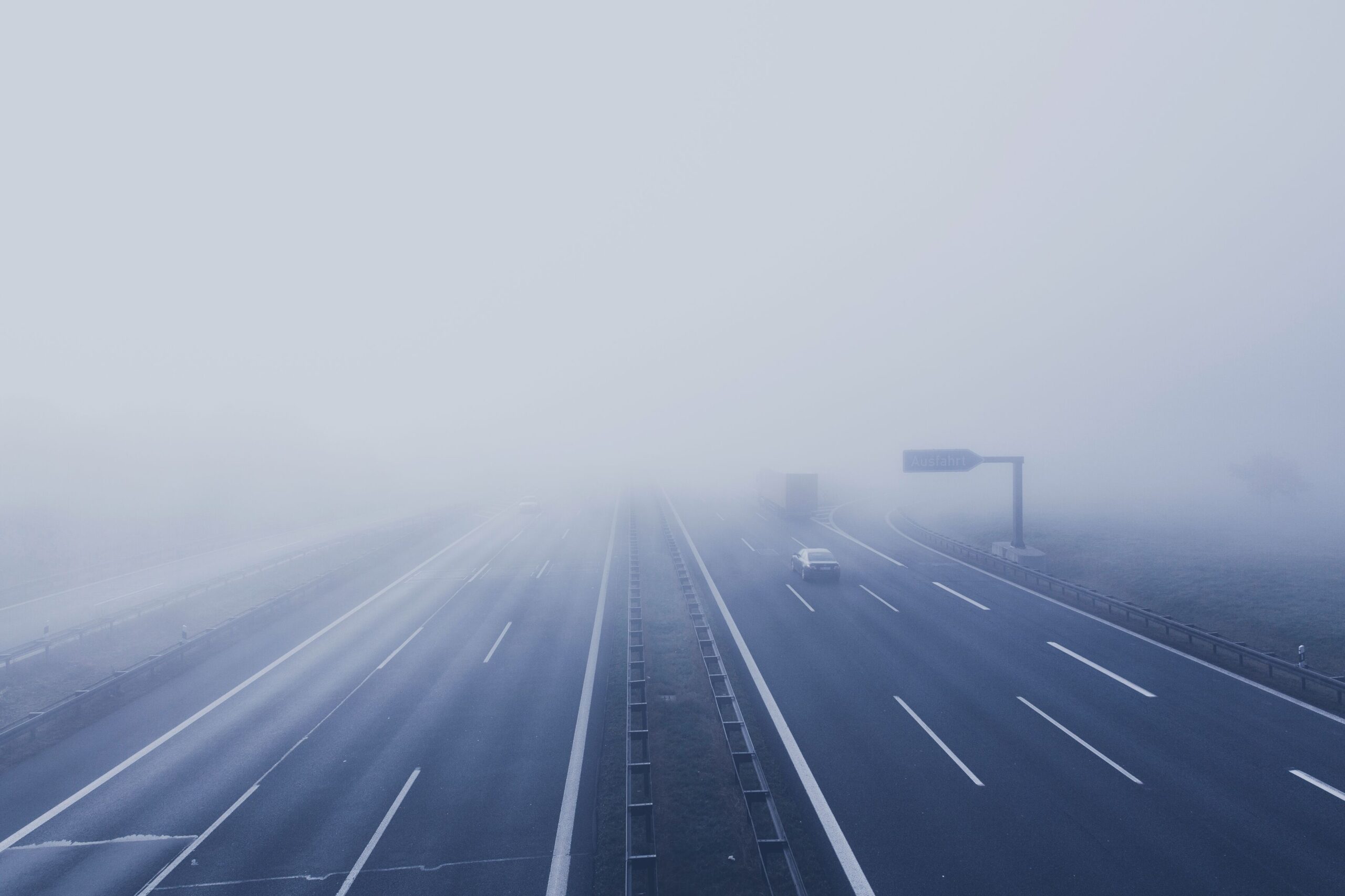 Niebla en autopista - Foto de Markus Spiske en Freerange