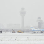 Nieve paraliza Schiphol y causa accidentes en carreteras