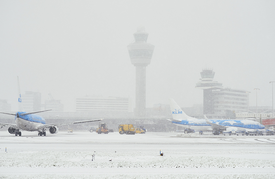 Nieve paraliza Schiphol y causa caos en carreteras de los Países Bajos