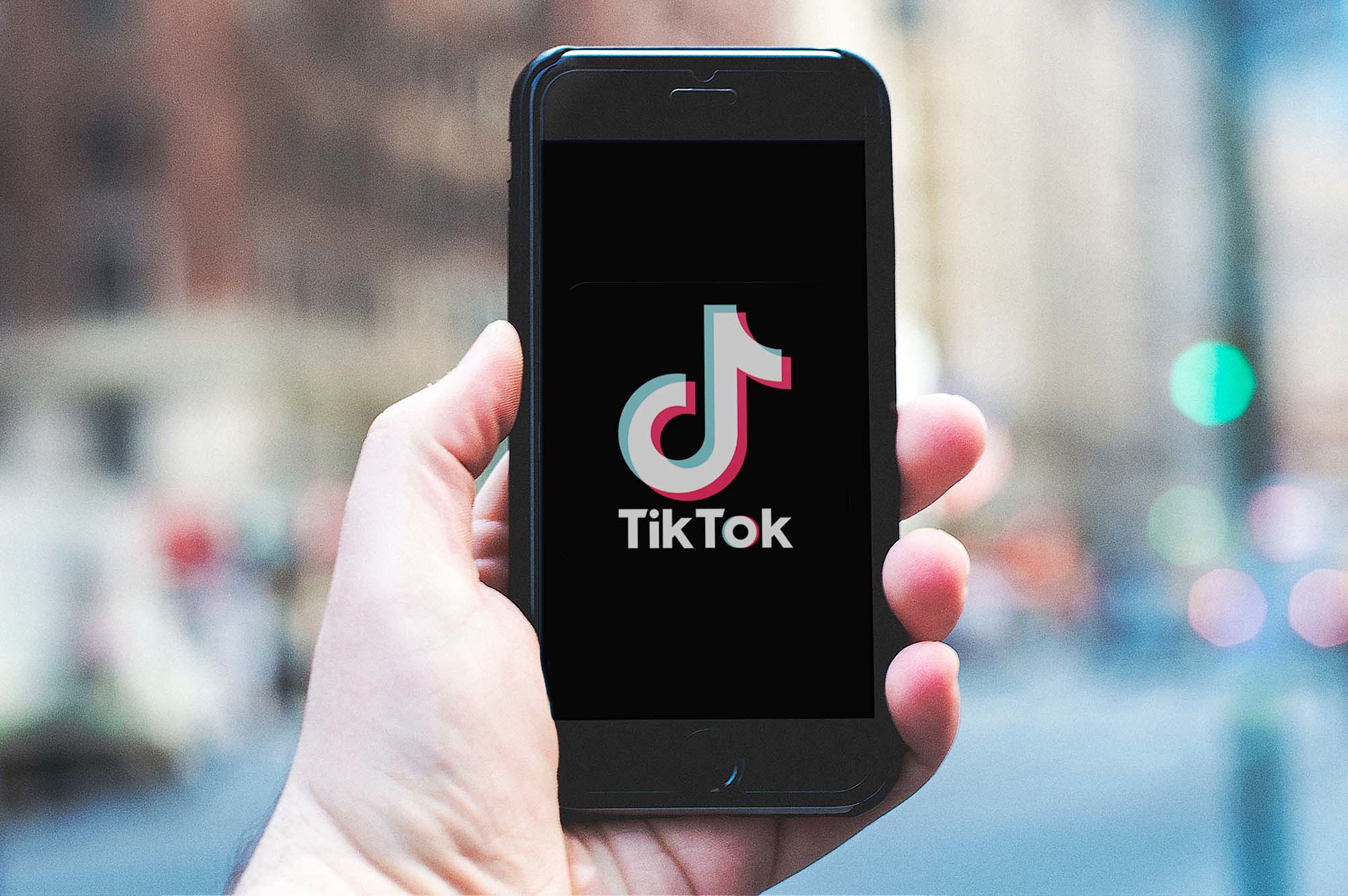 TikTok en teléfono - Foto de Nordskov Media en Flickr