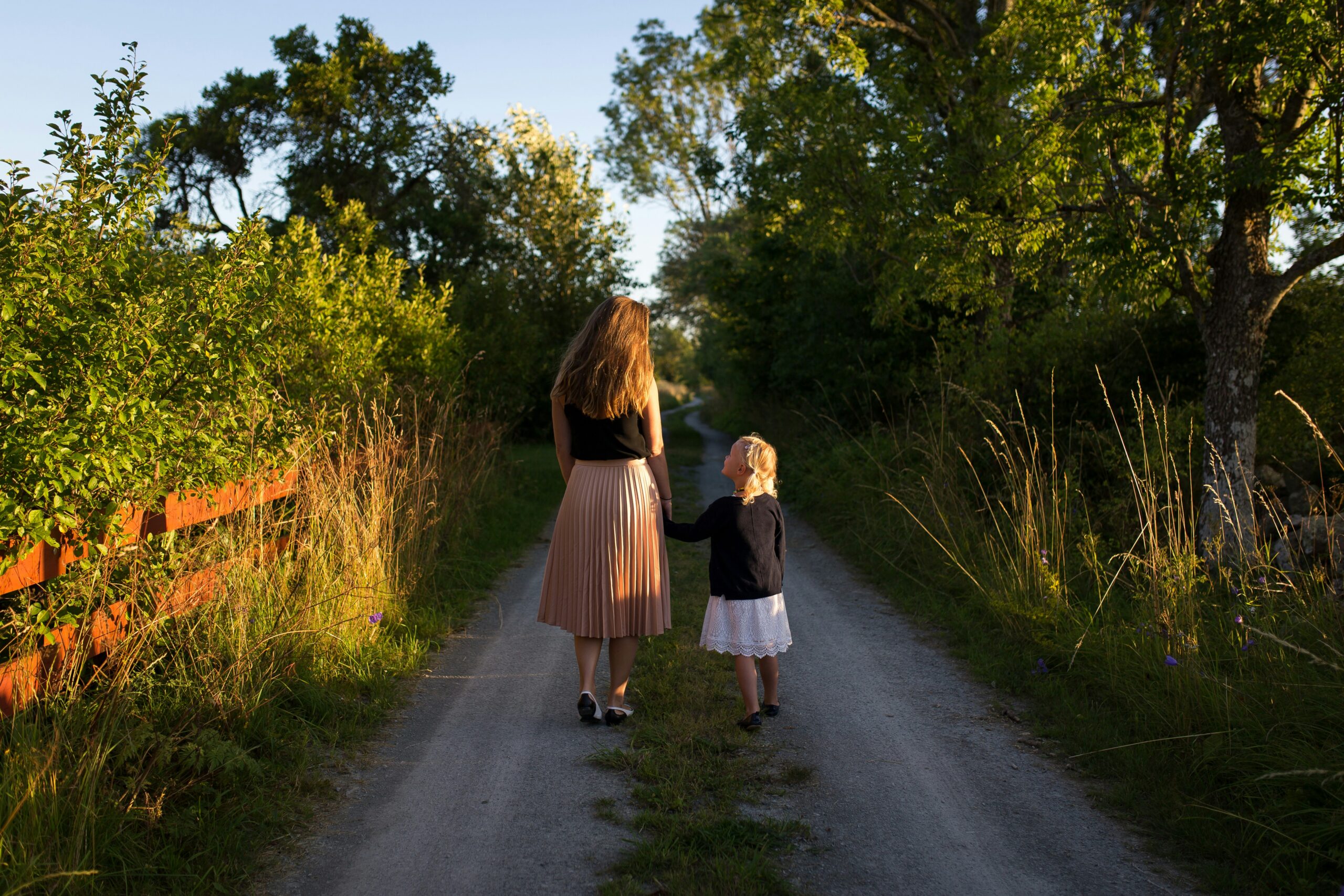 Madre con su hija - Foto de Jon Flobrant en Unsplash