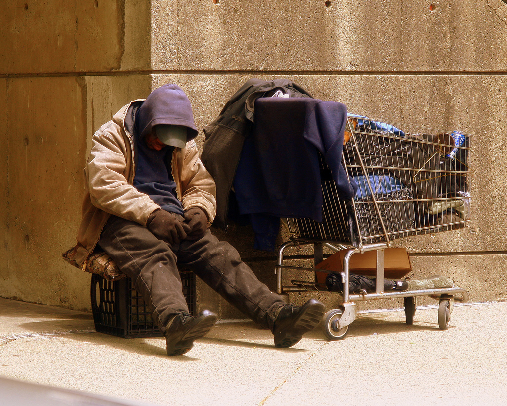 Persona viviendo en la calle - Foto de Matthew Woitunski en Wikimedia Commons